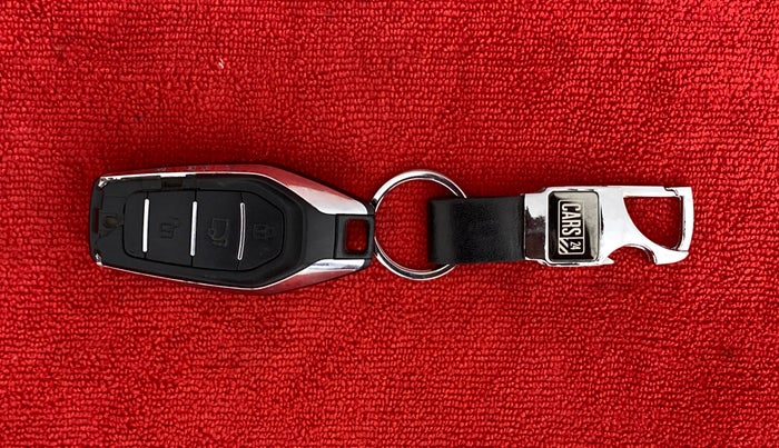 2018 Mahindra XUV500 W10 1.99, Diesel, Manual, 1,24,586 km, Key Close Up