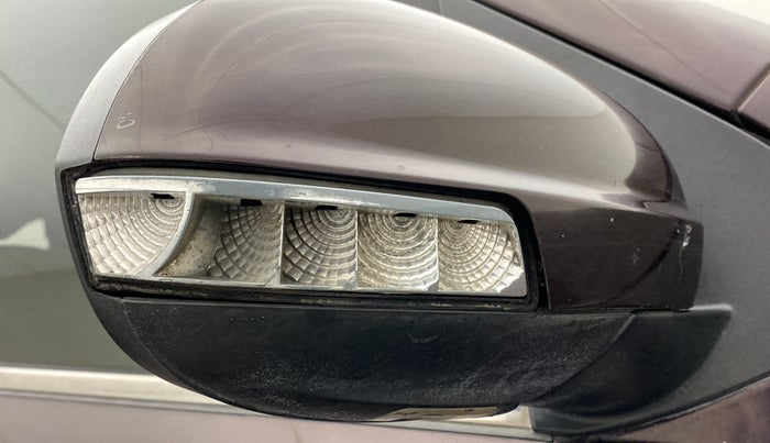 2018 Mahindra XUV500 W10 1.99, Diesel, Manual, 1,24,586 km, Right rear-view mirror - Indicator light has minor damage