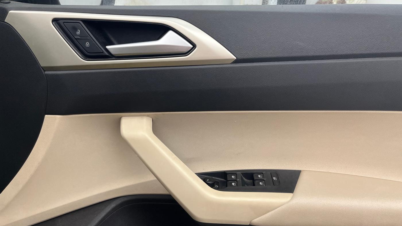 2022 Volkswagen VIRTUS TOPLINE TSI 1.0 MT, Petrol, Manual, 70,726 km, Driver Side Door Panels Control