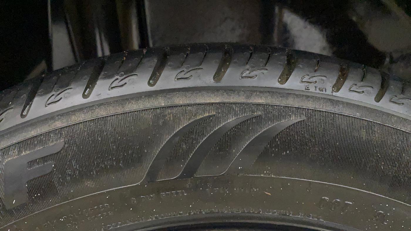 2022 Maruti Vitara Brezza VXI AT SHVS, Petrol, Automatic, 30,010 km, Right Rear Tyre Tread
