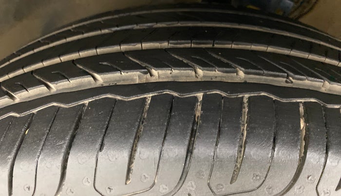 2016 Volkswagen Vento HIGHLINE 1.5 AT, Diesel, Automatic, 80,212 km, Left Front Tyre Tread