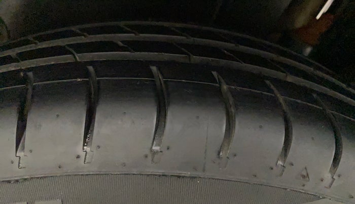 2012 Maruti Swift VXI, Petrol, Manual, 52,117 km, Right Rear Tyre Tread