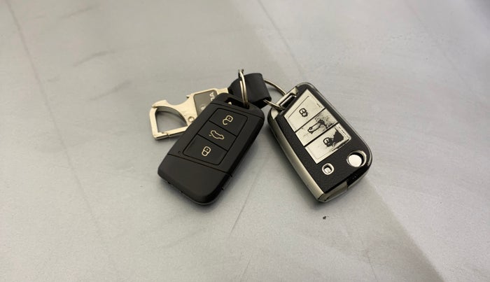 2016 Skoda Superb L&K 1.8 TSI AT, Petrol, Automatic, 51,905 km, Key Close Up