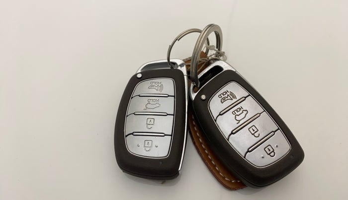 2020 Hyundai VENUE SX 1.0 (O) TURBO, Petrol, Manual, 71,240 km, Key Close Up