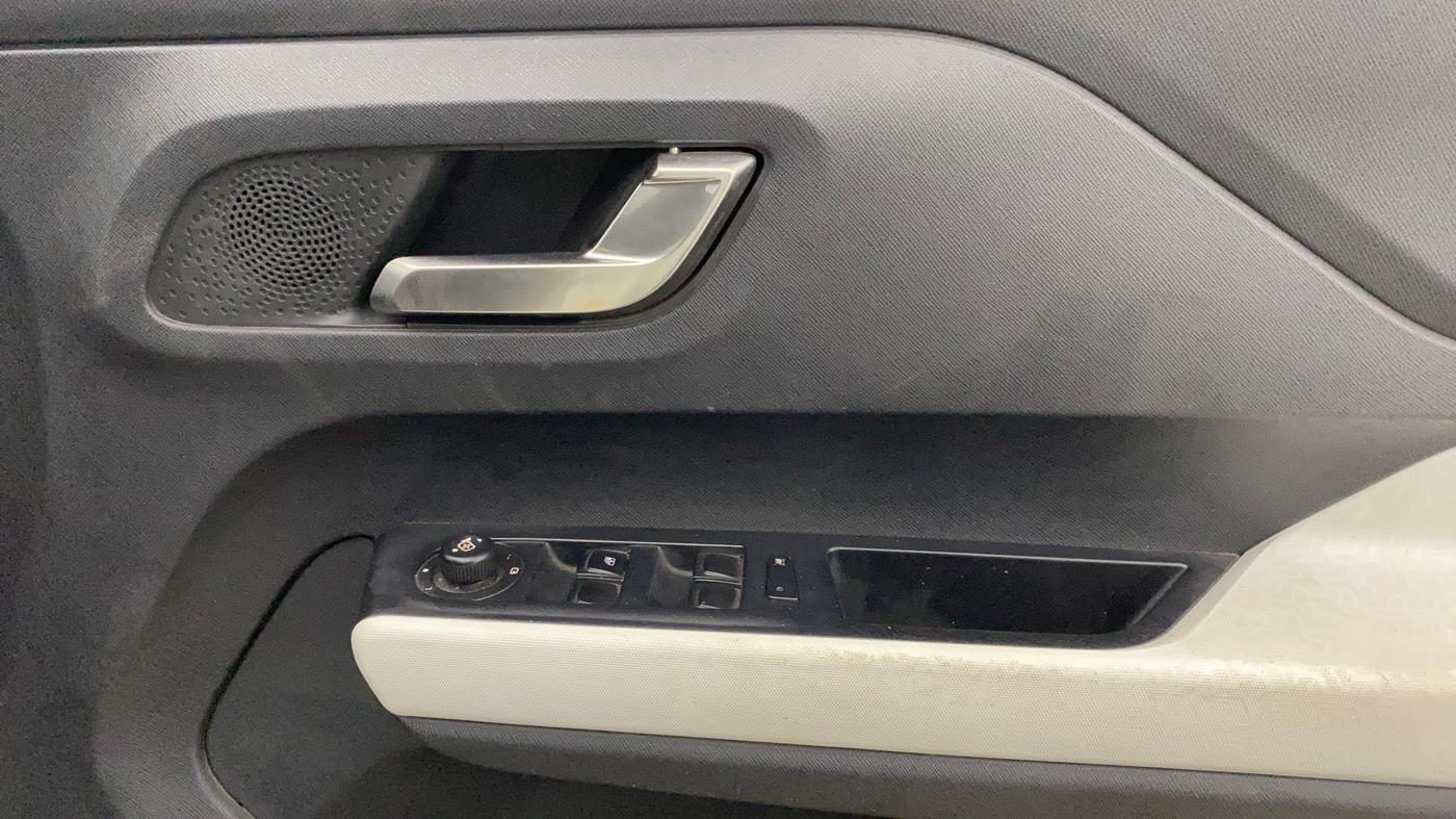 2022 Tata PUNCH CREATIVE  AMT, Petrol, Automatic, 43,916 km, Driver Side Door Panels Control