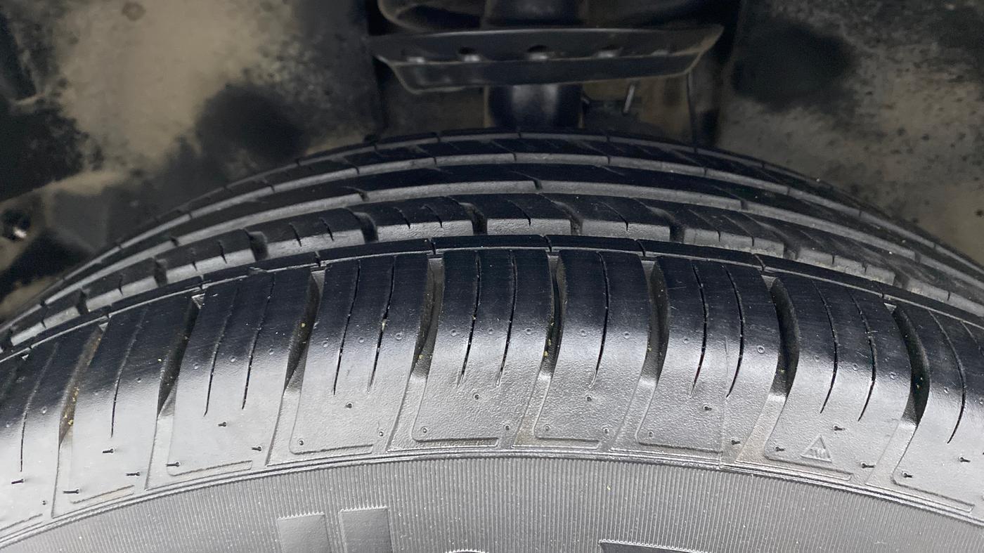 2022 Tata Safari XZA PLUS GOLD, Diesel, Automatic, 20,621 km, Left Front Tyre Tread