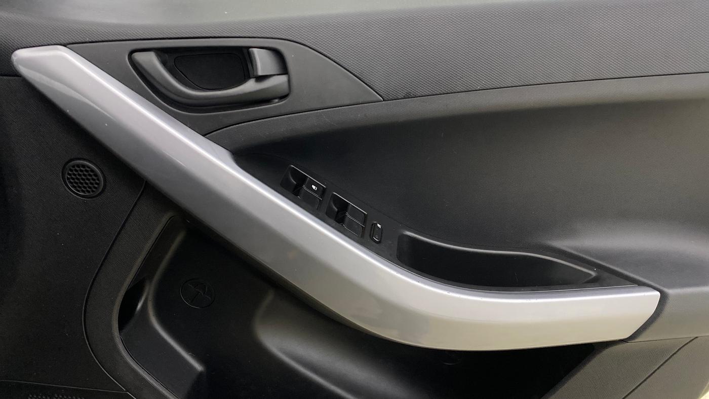 2022 Tata NEXON XM PLUS SUNROOF PETROL, Petrol, Manual, 14,882 km, Driver Side Door Panels Control