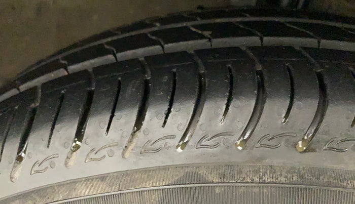 2015 Maruti Ciaz VXI+, Petrol, Manual, 1,09,884 km, Right Front Tyre Tread