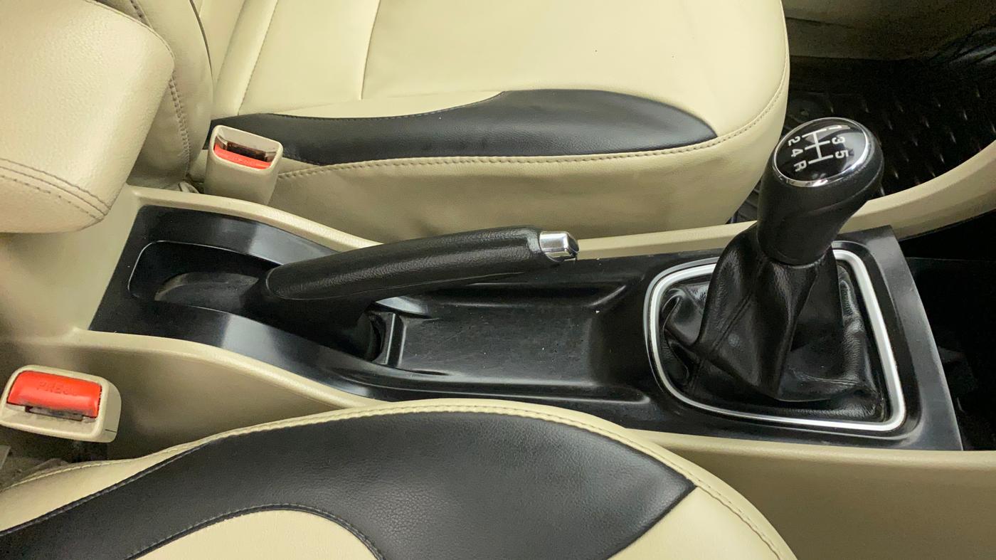 2015 Maruti Ciaz VXI+, Petrol, Manual, 1,09,884 km, Gear Lever