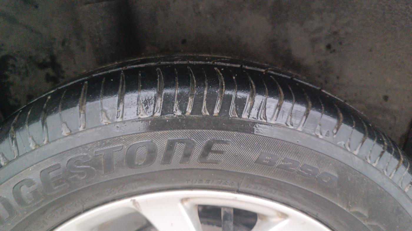 2015 Honda Amaze 1.2L I-VTEC VX, Petrol, Manual, 1,23,697 km, Right Rear Tyre Tread