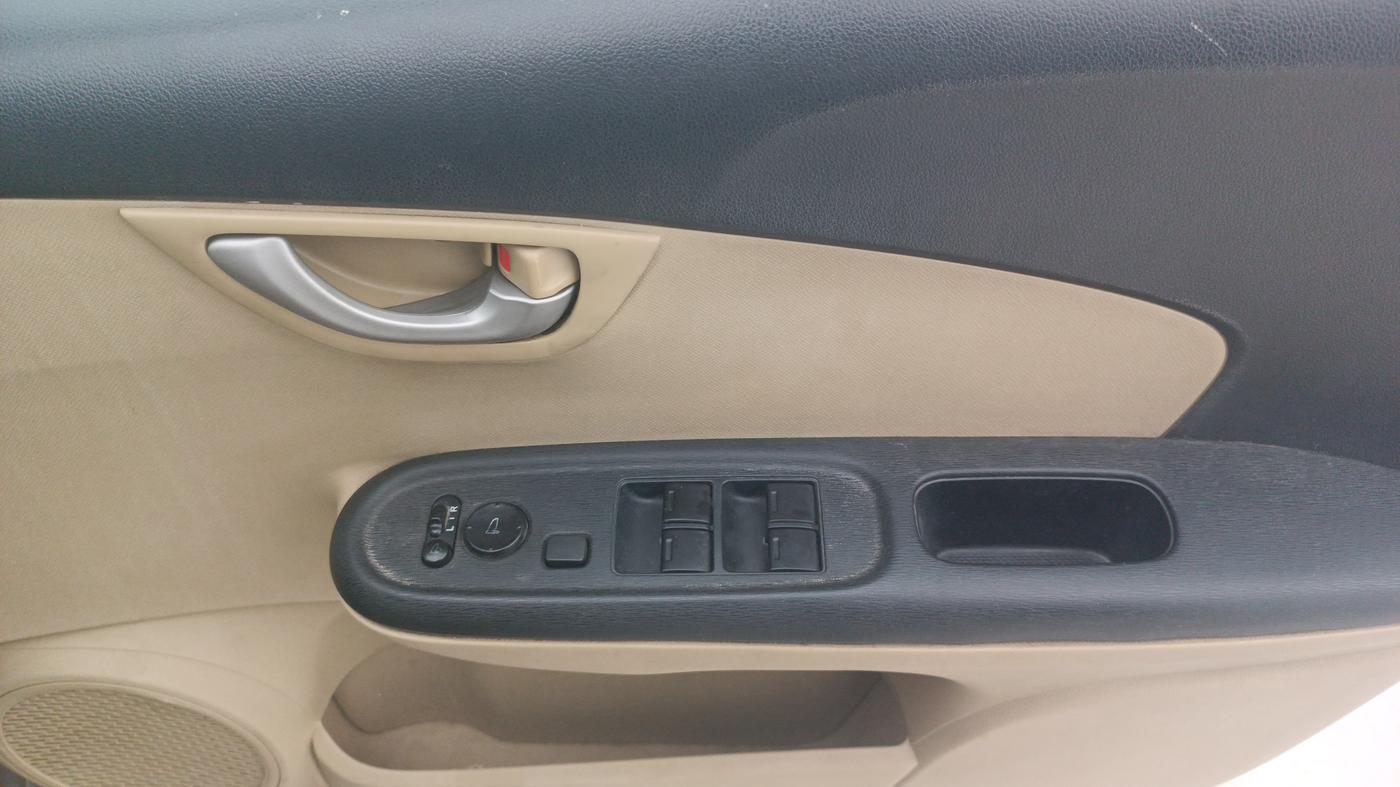 2015 Honda Amaze 1.2L I-VTEC VX, Petrol, Manual, 1,23,697 km, Driver Side Door Panels Control