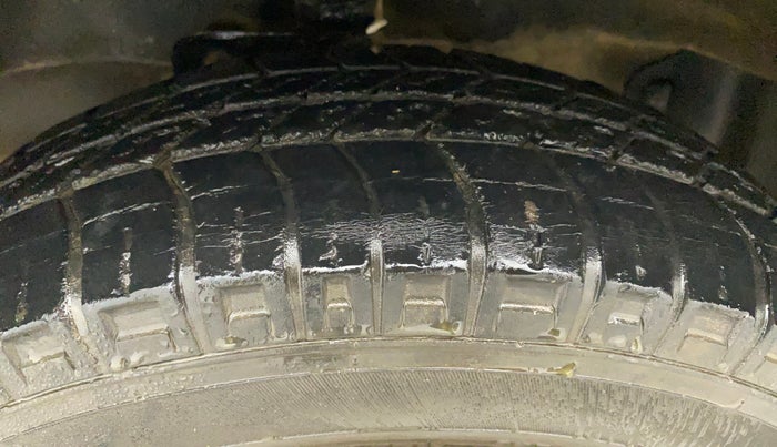 2014 Maruti Eeco 5 STR WITH A/C+HTR, CNG, Manual, 29,224 km, Left Front Tyre Tread