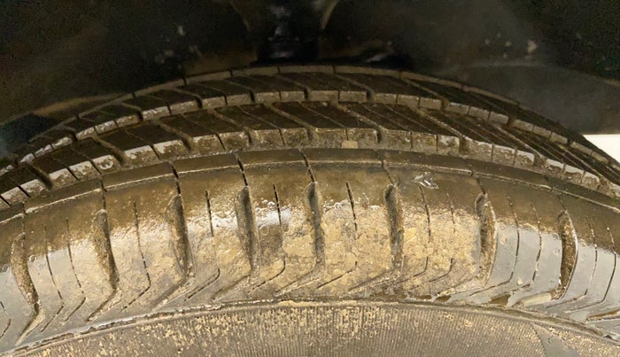 2014 Maruti Eeco 5 STR WITH A/C+HTR, CNG, Manual, 29,224 km, Right Front Tyre Tread