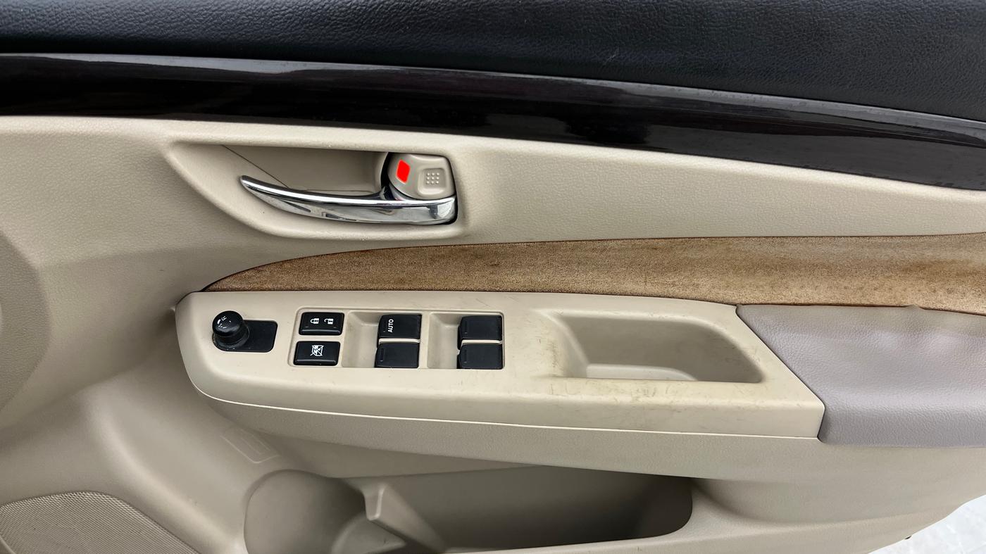 2016 Maruti Ciaz VXI+, Petrol, Manual, 61,684 km, Driver Side Door Panels Control