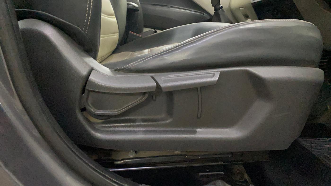 2022 Hyundai AURA S 1.2 CNG, CNG, Manual, 56,765 km, Driver Side Adjustment Panel