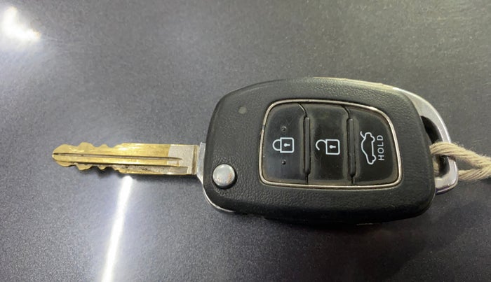 2022 Hyundai AURA S 1.2 CNG, CNG, Manual, 56,755 km, Key Close Up