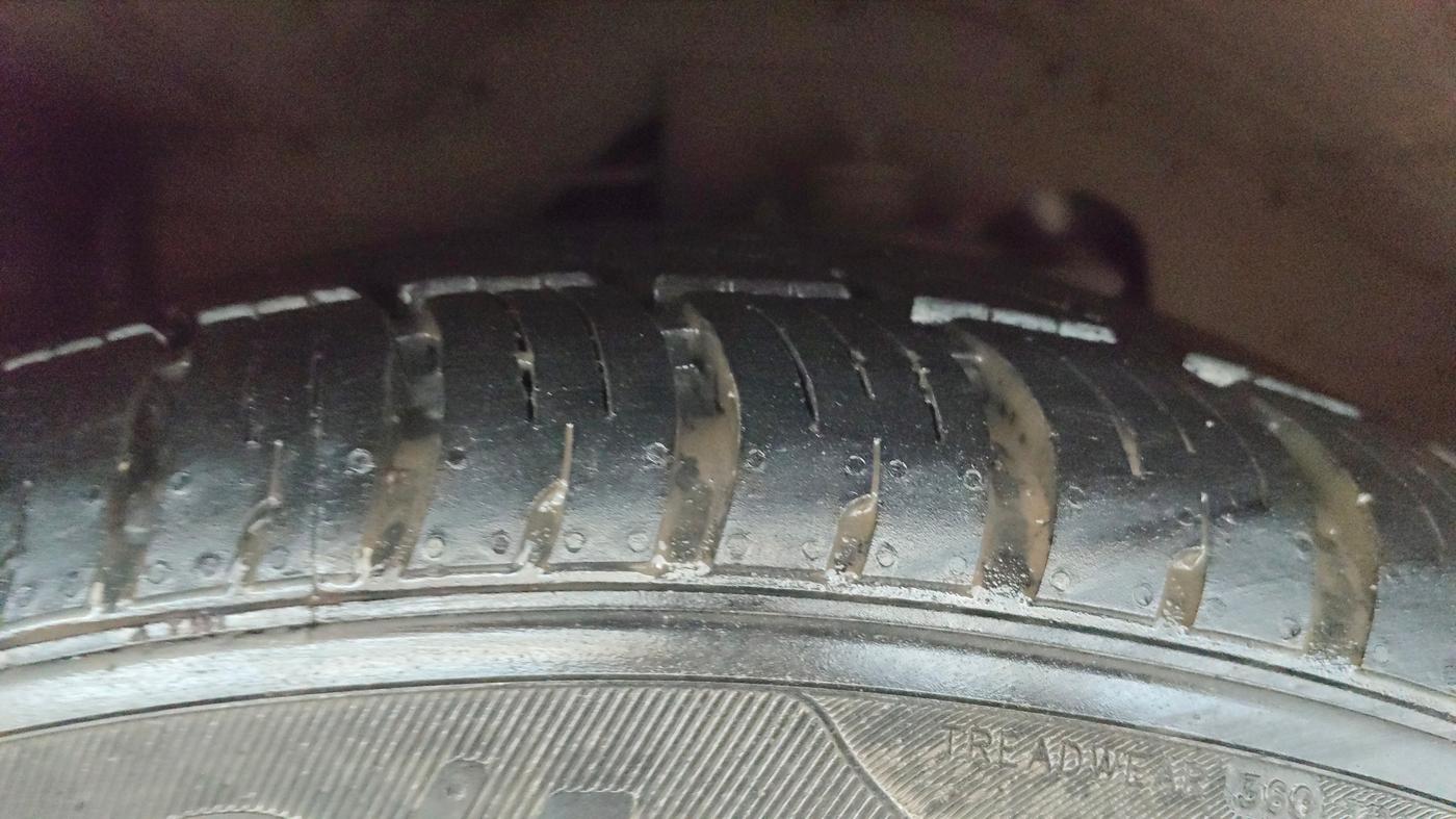 2017 Tata Hexa XTA 4X2 7 STR, Diesel, Automatic, 94,055 km, Right Front Tyre Tread