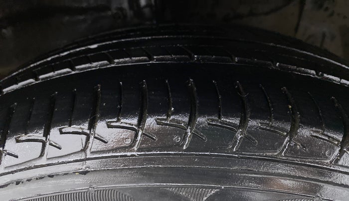 2017 Maruti Ciaz  ZDI SHVS, Diesel, Manual, 86,437 km, Right Front Tyre Tread