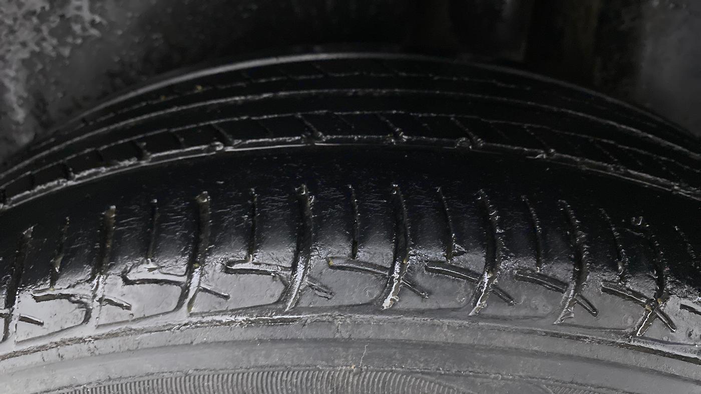 2017 Maruti Ciaz  ZDI SHVS, Diesel, Manual, 86,437 km, Left Rear Tyre Tread