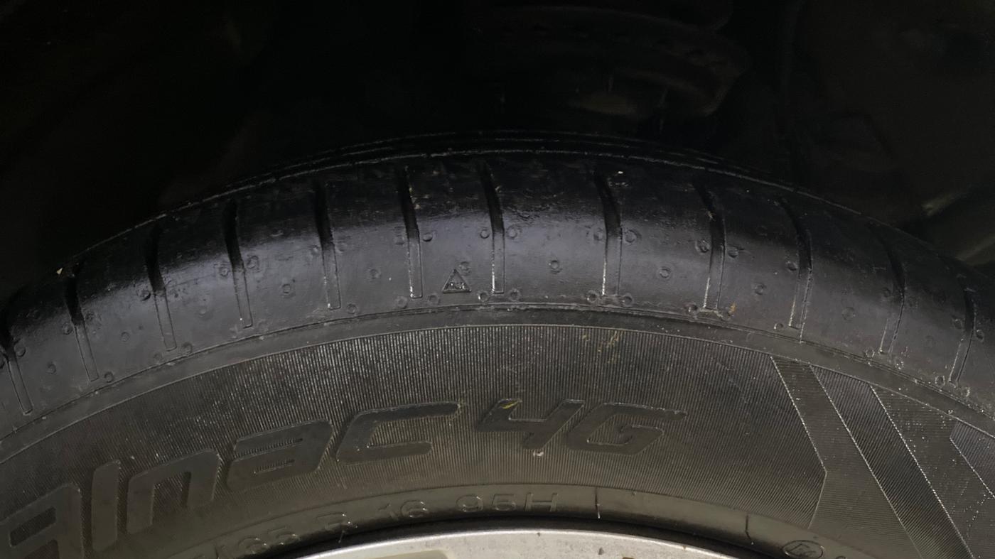 2023 Mahindra XUV300 W6 1.2 PETROL, Petrol, Manual, 25,335 km, Right Front Tyre Tread