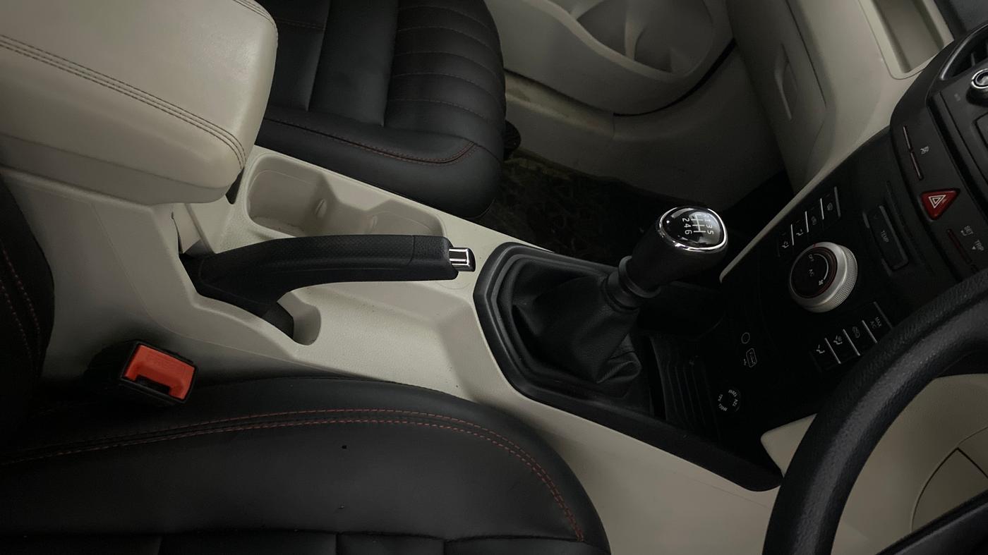 2023 Mahindra XUV300 W6 1.2 PETROL, Petrol, Manual, 25,335 km, Gear Lever