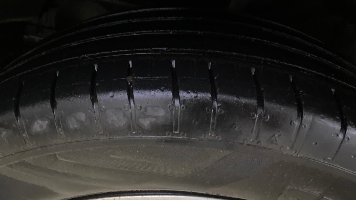 2023 Mahindra XUV300 W6 1.2 PETROL, Petrol, Manual, 25,335 km, Left Front Tyre Tread