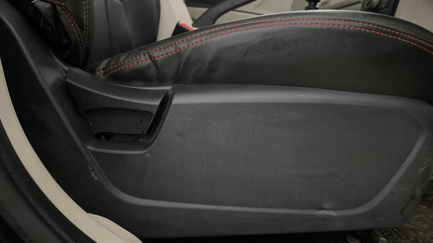 2023 Mahindra XUV300 W6 1.2 PETROL, Petrol, Manual, 25,335 km, Driver Side Adjustment Panel