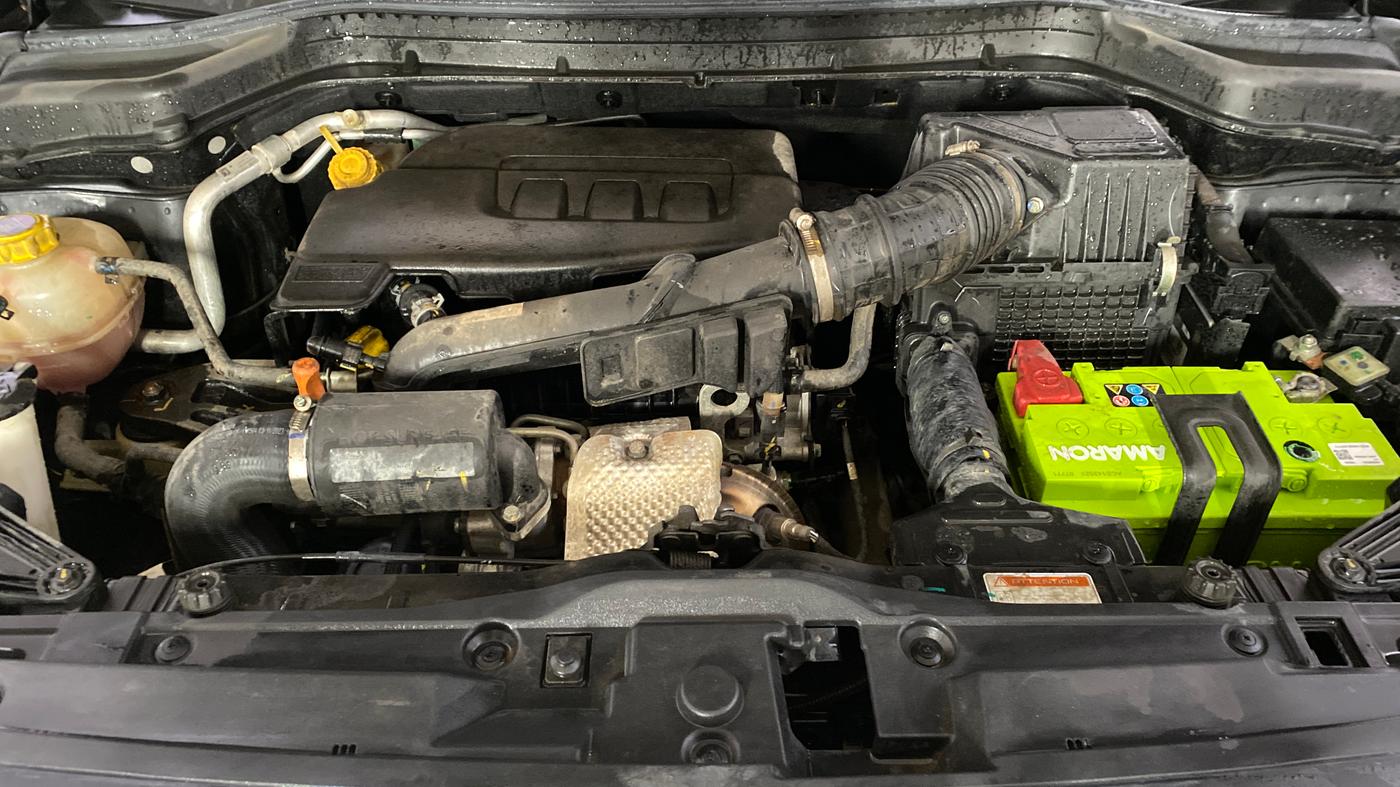 2023 Mahindra XUV300 W6 1.2 PETROL, Petrol, Manual, 25,335 km, Engine View