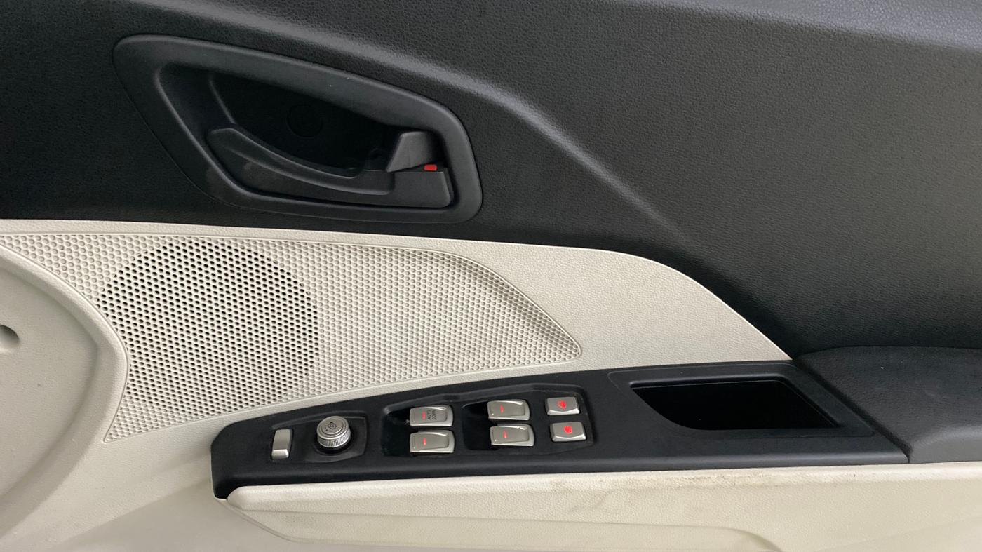 2023 Mahindra XUV300 W6 1.2 PETROL, Petrol, Manual, 25,335 km, Driver Side Door Panels Control