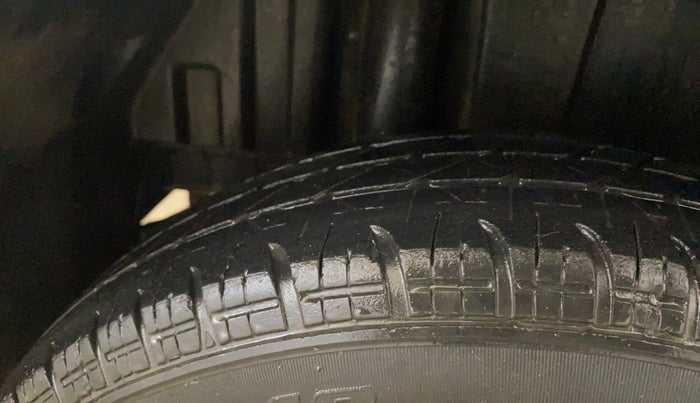 2016 Maruti Swift LXI (O), Petrol, Manual, 72,650 km, Right Rear Tyre Tread