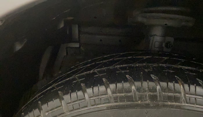 2016 Maruti Swift LXI (O), Petrol, Manual, 72,650 km, Left Front Tyre Tread