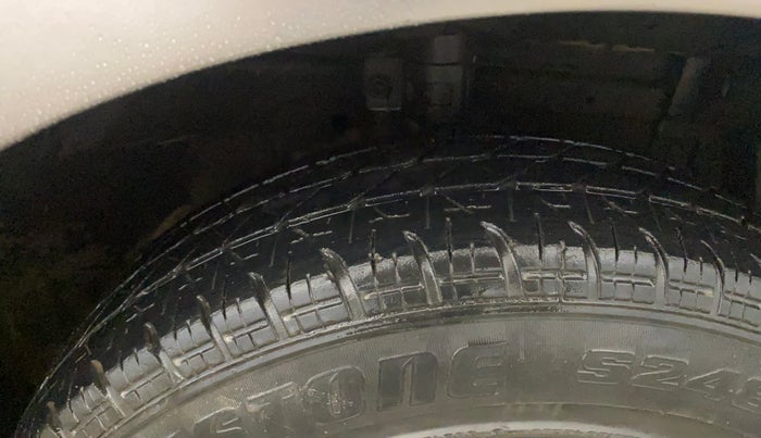 2016 Maruti Swift LXI (O), Petrol, Manual, 72,650 km, Right Front Tyre Tread
