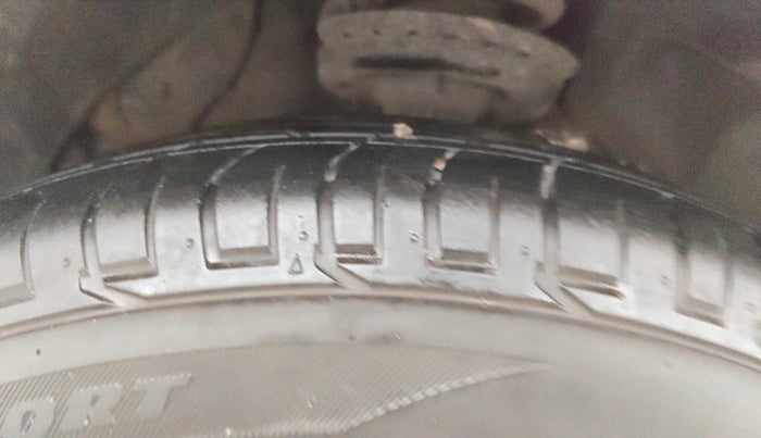 2022 Mahindra XUV300 W6 1.2 PETROL AMT, Petrol, Automatic, 36,886 km, Left Front Tyre Tread