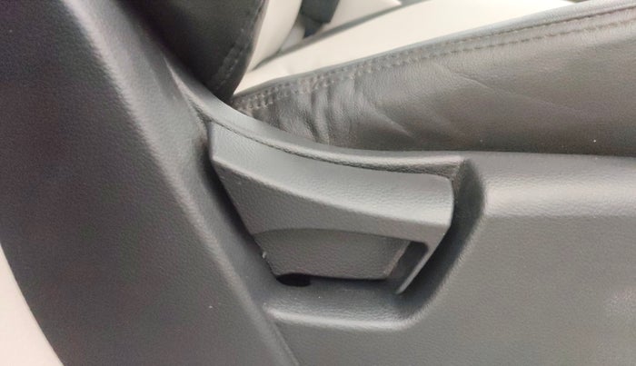 2022 Mahindra XUV300 W6 1.2 PETROL AMT, Petrol, Automatic, 36,886 km, Driver Side Adjustment Panel