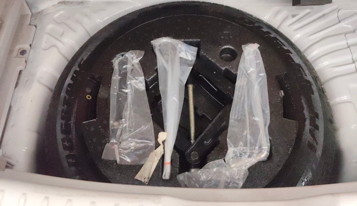 2022 Mahindra XUV300 W6 1.2 PETROL AMT, Petrol, Automatic, 36,886 km, Spare Tyre