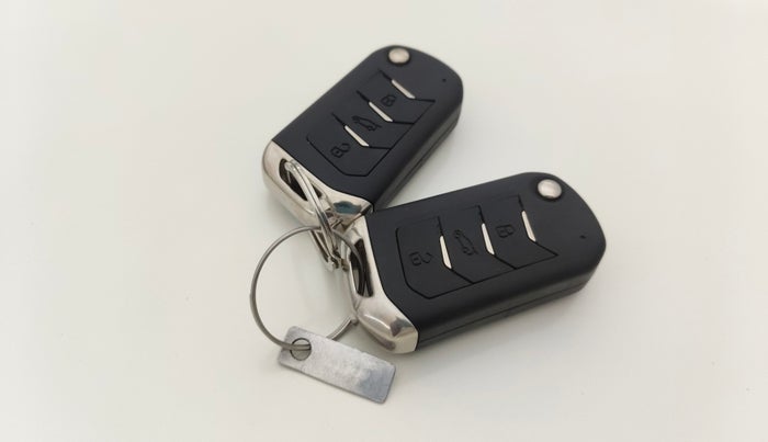 2022 Mahindra XUV300 W6 1.2 PETROL AMT, Petrol, Automatic, 36,886 km, Key Close Up