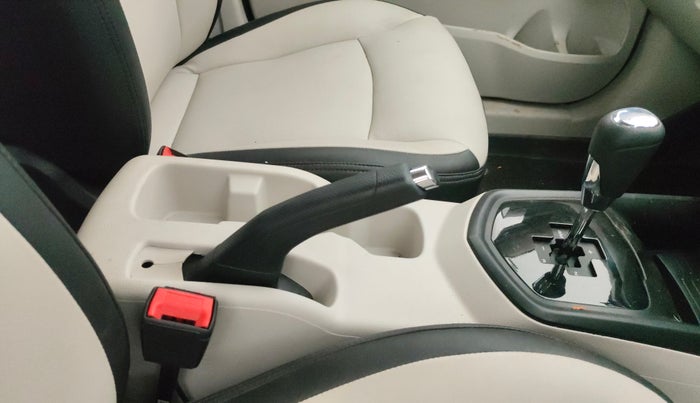 2022 Mahindra XUV300 W6 1.2 PETROL AMT, Petrol, Automatic, 36,886 km, Gear Lever