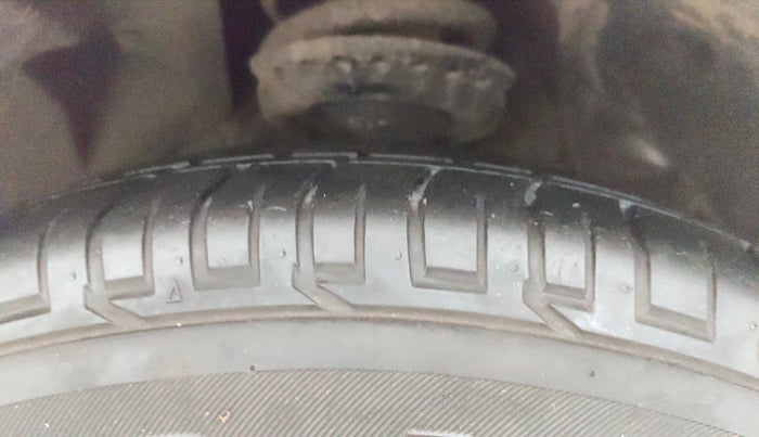 2022 Mahindra XUV300 W6 1.2 PETROL AMT, Petrol, Automatic, 36,886 km, Right Front Tyre Tread