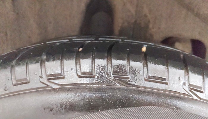 2022 Mahindra XUV300 W6 1.2 PETROL AMT, Petrol, Automatic, 36,886 km, Right Rear Tyre Tread