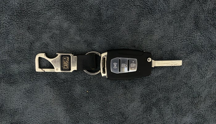 2020 Mahindra XUV300 W6 1.5 DIESEL, Diesel, Manual, 17,702 km, Key Close Up