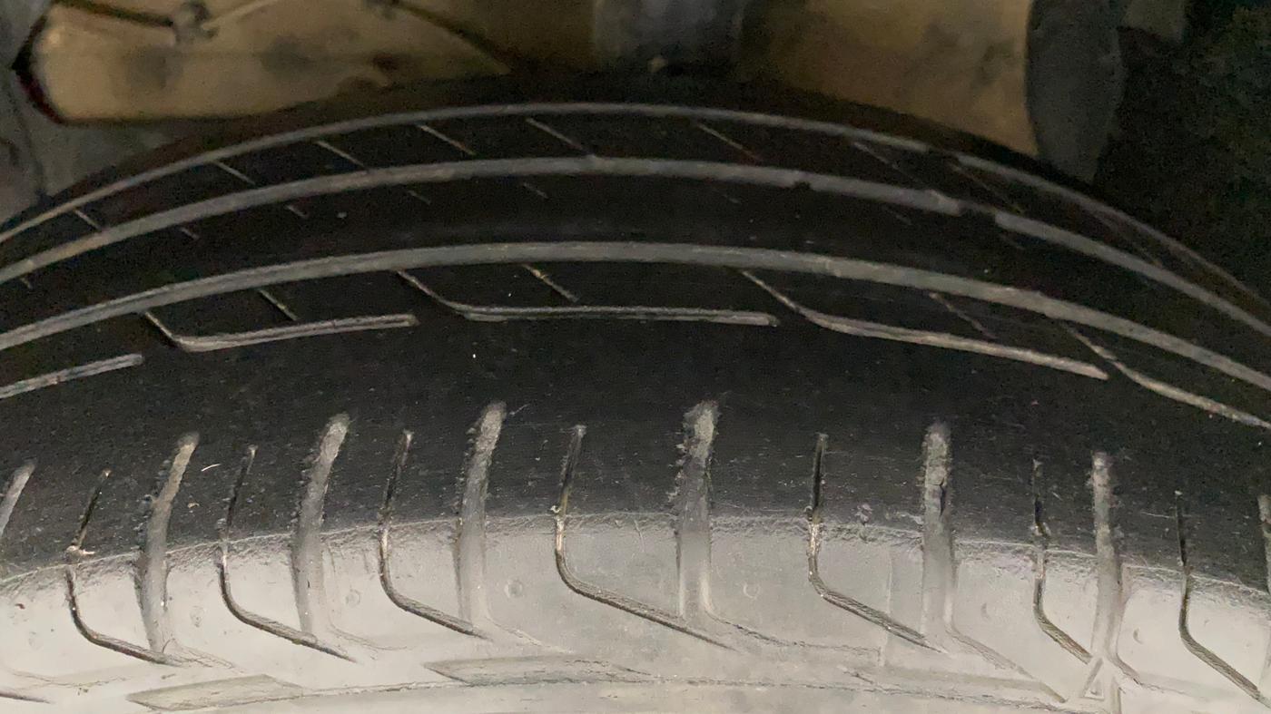 2016 Maruti Vitara Brezza ZDI PLUS DUAL TONE, Diesel, Manual, 1,19,713 km, Left Front Tyre Tread