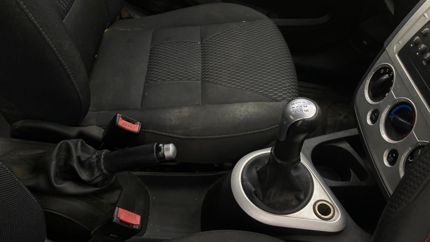 2013 Ford Figo TITANIUM 1.2 PETROL, Petrol, Manual, 56,660 km, Gear Lever
