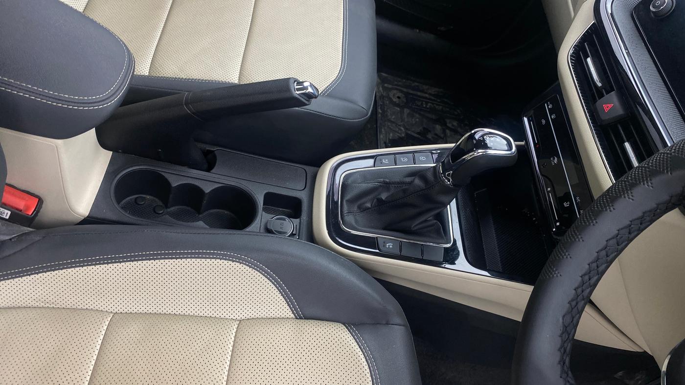 2023 Skoda SLAVIA STYLE 1.5L TSI DSG, Petrol, Automatic, 43,845 km, Gear Lever