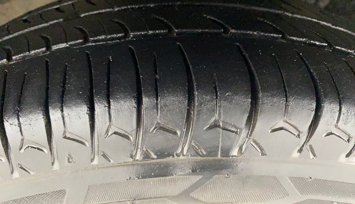 2016 Maruti Alto 800 LXI, Petrol, Manual, 80,201 km, Left Front Tyre Tread