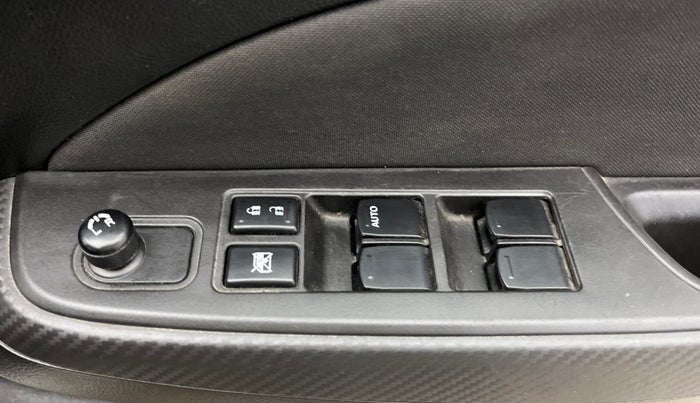 2019 Maruti Swift VXI, Petrol, Manual, 28,233 km, Driver Side Door Panels Control