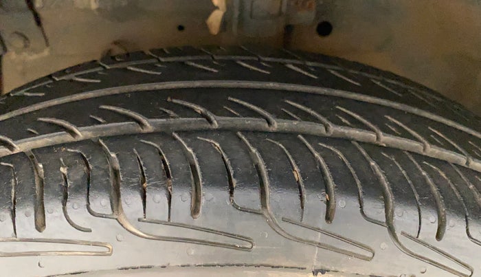 2013 Maruti Swift VXI, Petrol, Manual, 1,31,467 km, Left Front Tyre Tread