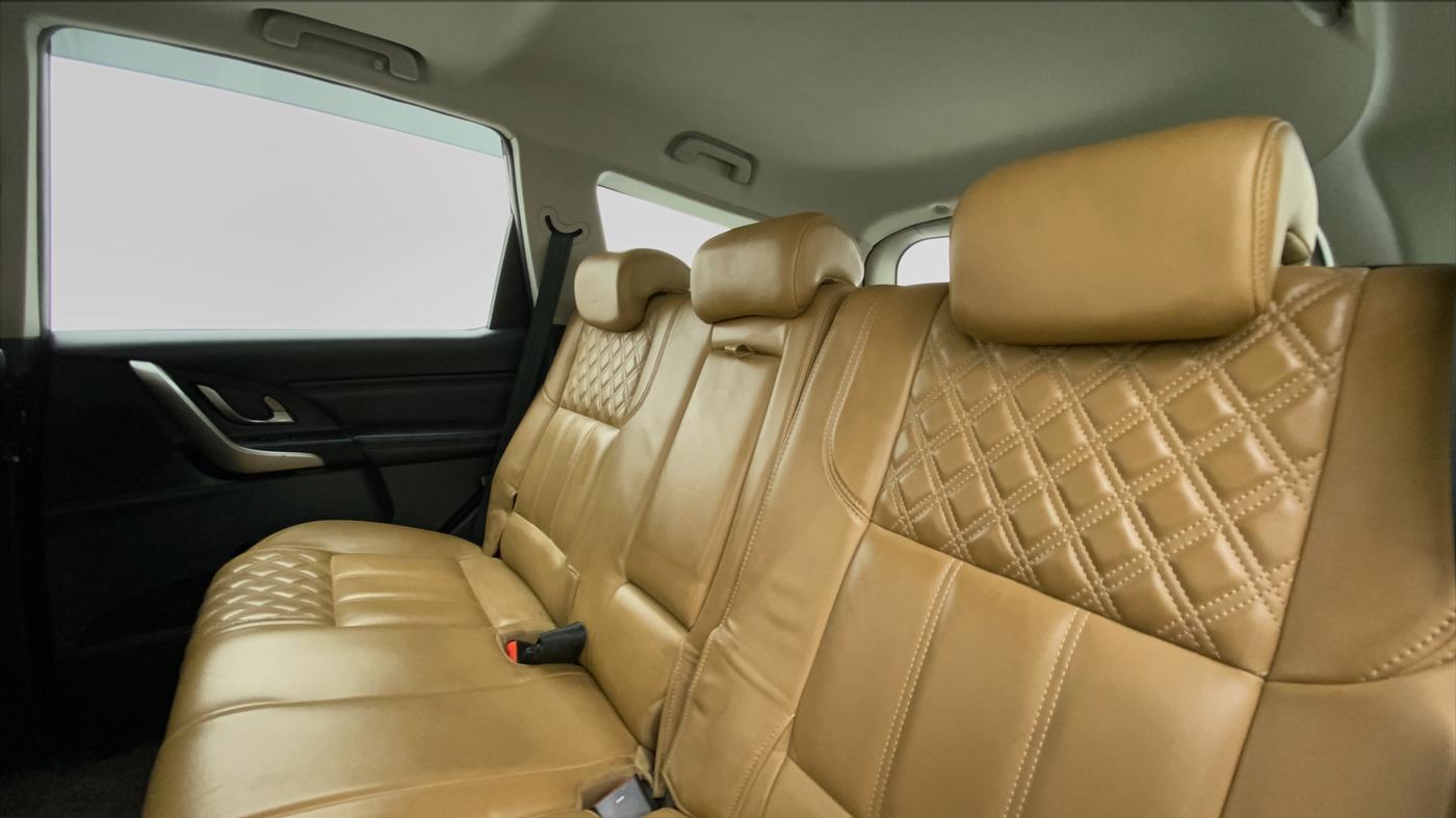 2018 Mahindra XUV500 W11 (O) AT, Diesel, Automatic, 56,905 km, Right Side Rear Door Cabin