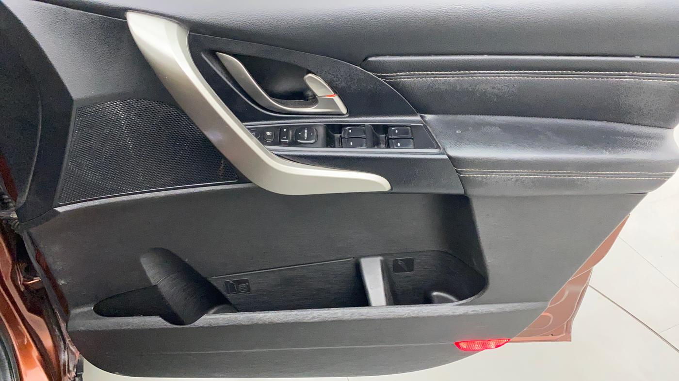 2018 Mahindra XUV500 W11 (O) AT, Diesel, Automatic, 56,905 km, Driver Side Door Panels Control