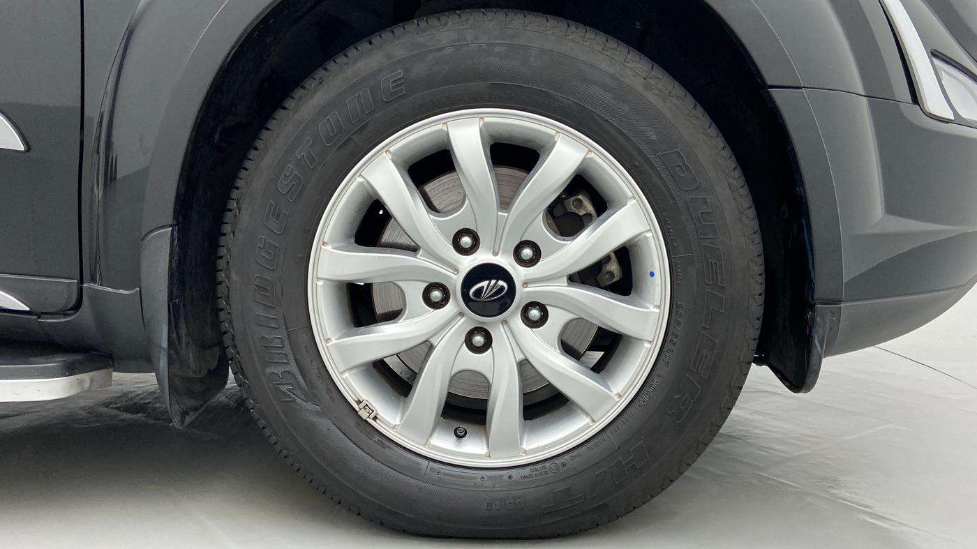 2020 Mahindra XUV500 W9 AT, Diesel, Automatic, 19,581 km, Right Front Wheel