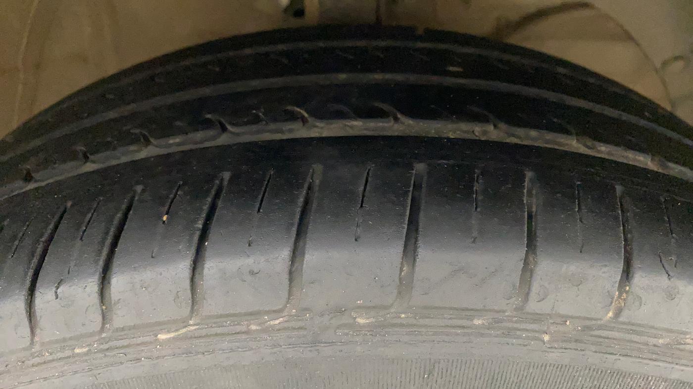 2019 Maruti Swift ZDI PLUS, Diesel, Manual, 86,877 km, Right Front Tyre Tread